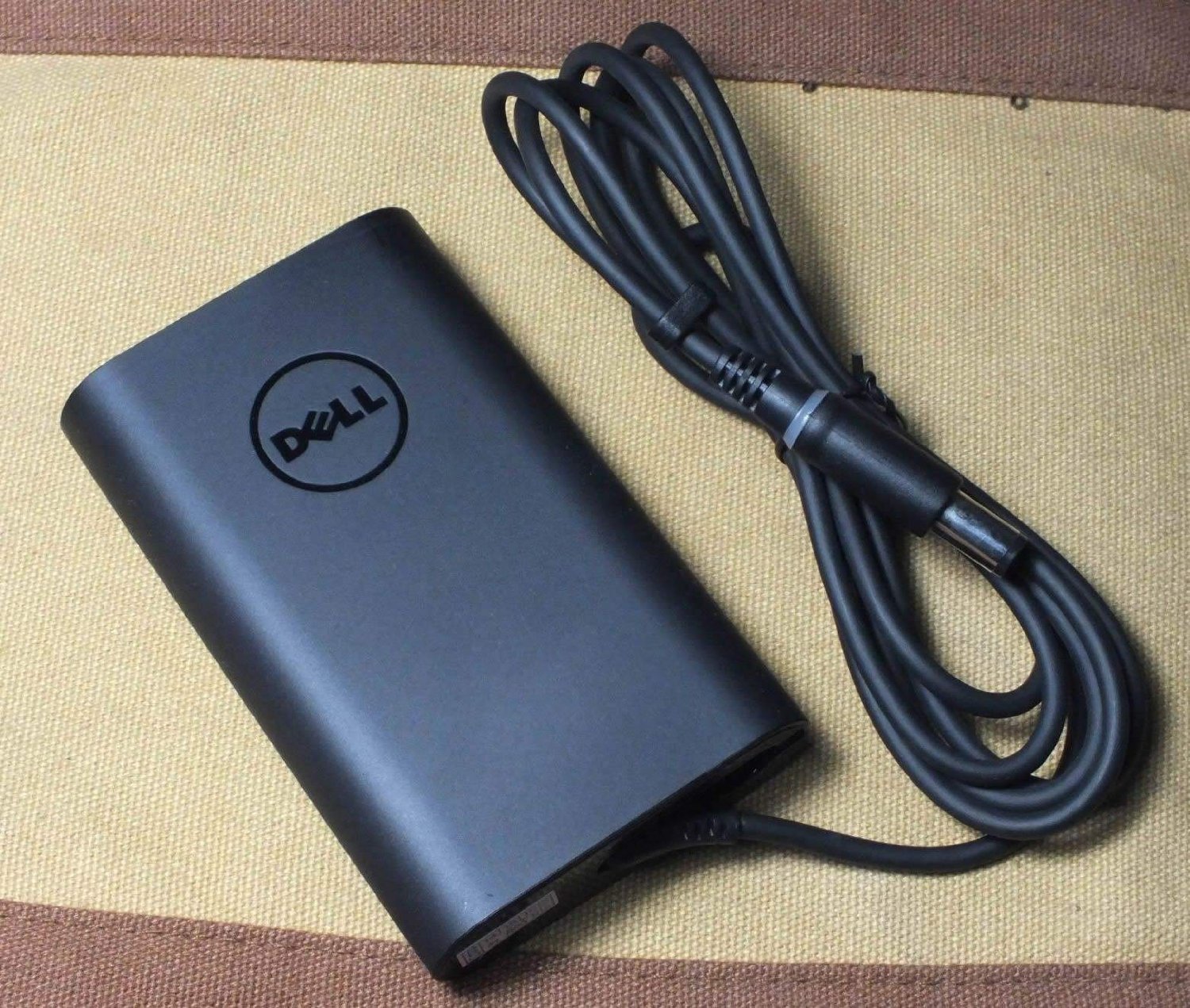DELL Inspiron 15 için şarj cihazı/adaptör şarj aleti 65 W orijinal Dell pil Inspiron 3521, 15 (7537), Inspiron 15R (5520), Inspiron 15R, 5521), Inspiron 15R (5537), Inspiron 15R, 7520, Inspiron 15z, 1570), Inspiron 15z (5523),% 100 uyumlu: Numeros M1P9J, 332 – 1831, 04H6NV, 4H6NV, PA – 12-, 1 yıl garanti; Güç Kablosu Dahil