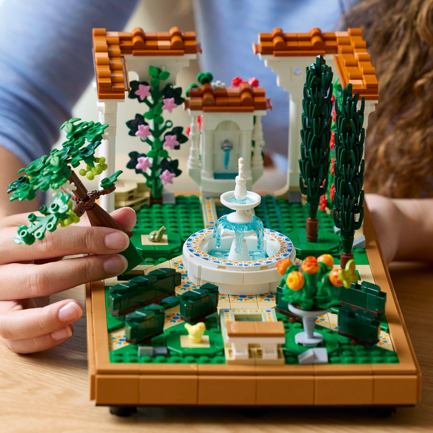 LEGO Icons Fıskiyeli Bahçe 10359 – Yetişkinler İçin Ev ve Ofis Dekoru, Selvi Ağaçları, Çiçekler ve Hayvan Figürleri içeren Sergilenebilir Bahçe Modeli Yapım Seti (1302 Parça)