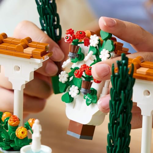 LEGO Icons Fıskiyeli Bahçe 10359 – Yetişkinler İçin Ev ve Ofis Dekoru, Selvi Ağaçları, Çiçekler ve Hayvan Figürleri içeren Sergilenebilir Bahçe Modeli Yapım Seti (1302 Parça)
