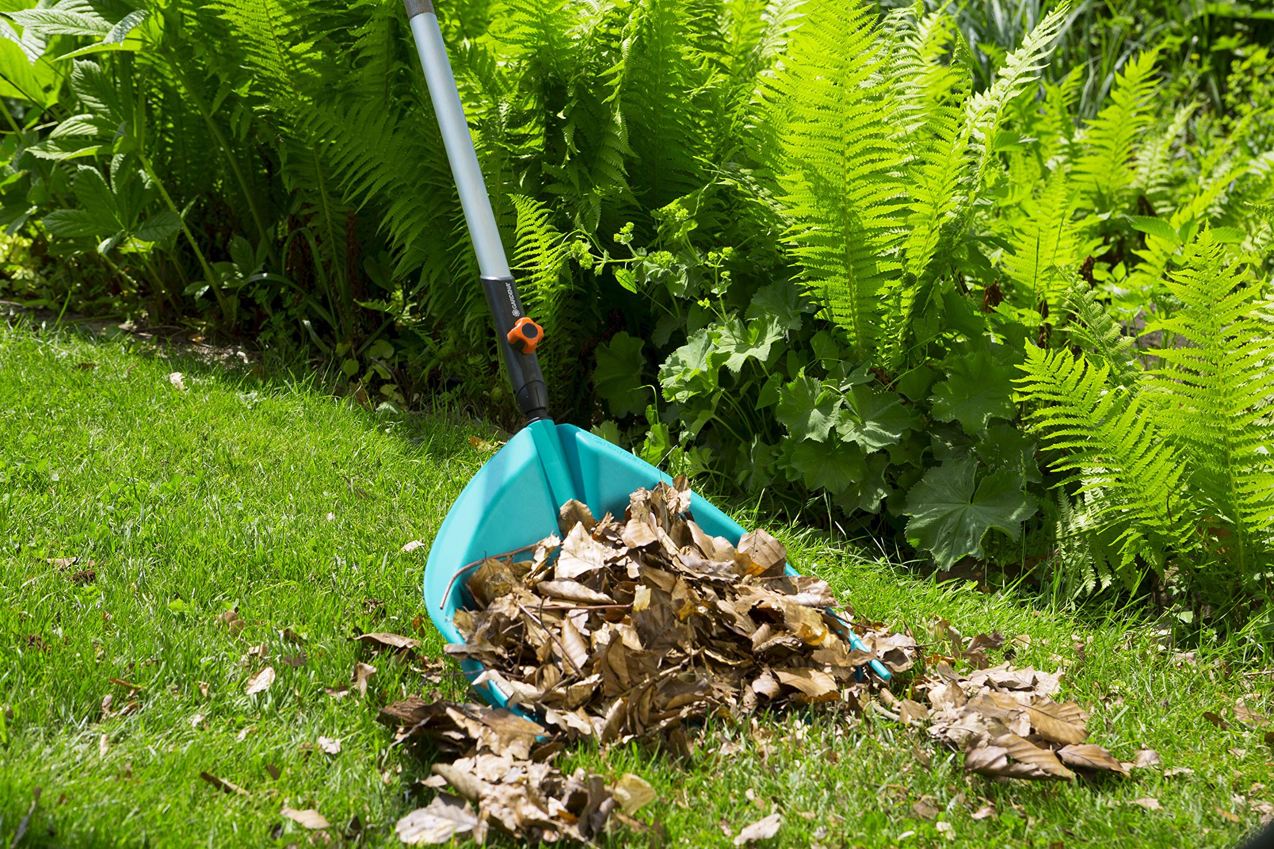 Gardena combisystem kürek tırmığı: Yaprakları ve bahçe atıklarını toplamak ve toplamak için kullanışlı kürek tırmığı, sağlam plastik dişli, çalışma genişliği 36,5 cm (3120-20)