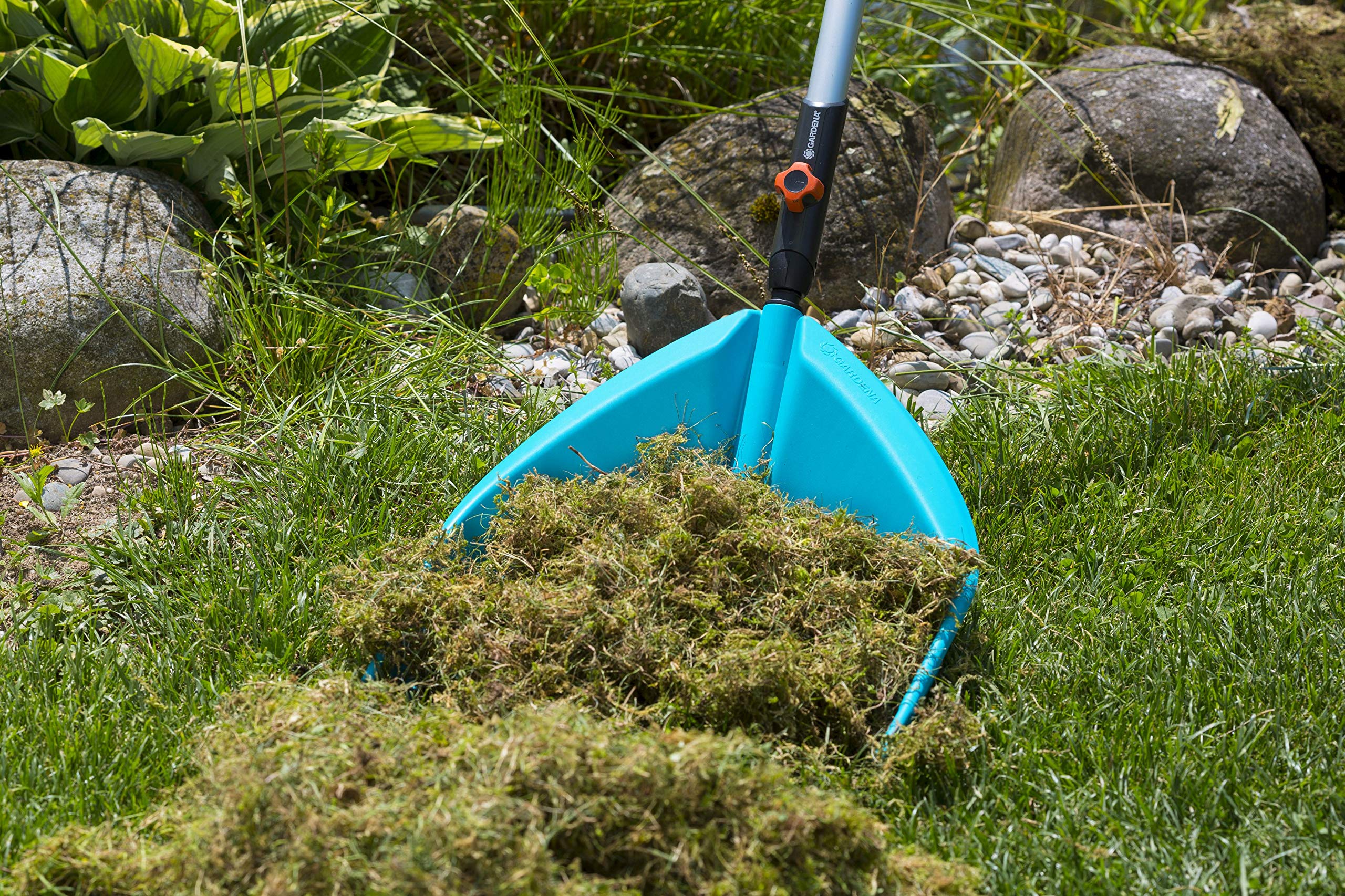 Gardena combisystem kürek tırmığı: Yaprakları ve bahçe atıklarını toplamak ve toplamak için kullanışlı kürek tırmığı, sağlam plastik dişli, çalışma genişliği 36,5 cm (3120-20)