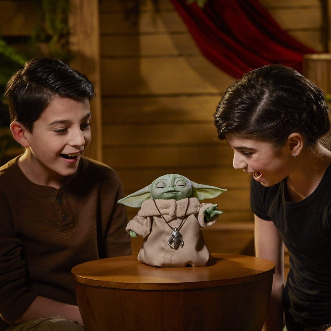 Hasbro Gaming Star Wars 25'in üzerinde ses ve hareket kombinasyonuyla Çocuk elektronik baskısı, Mandalorian oyuncak