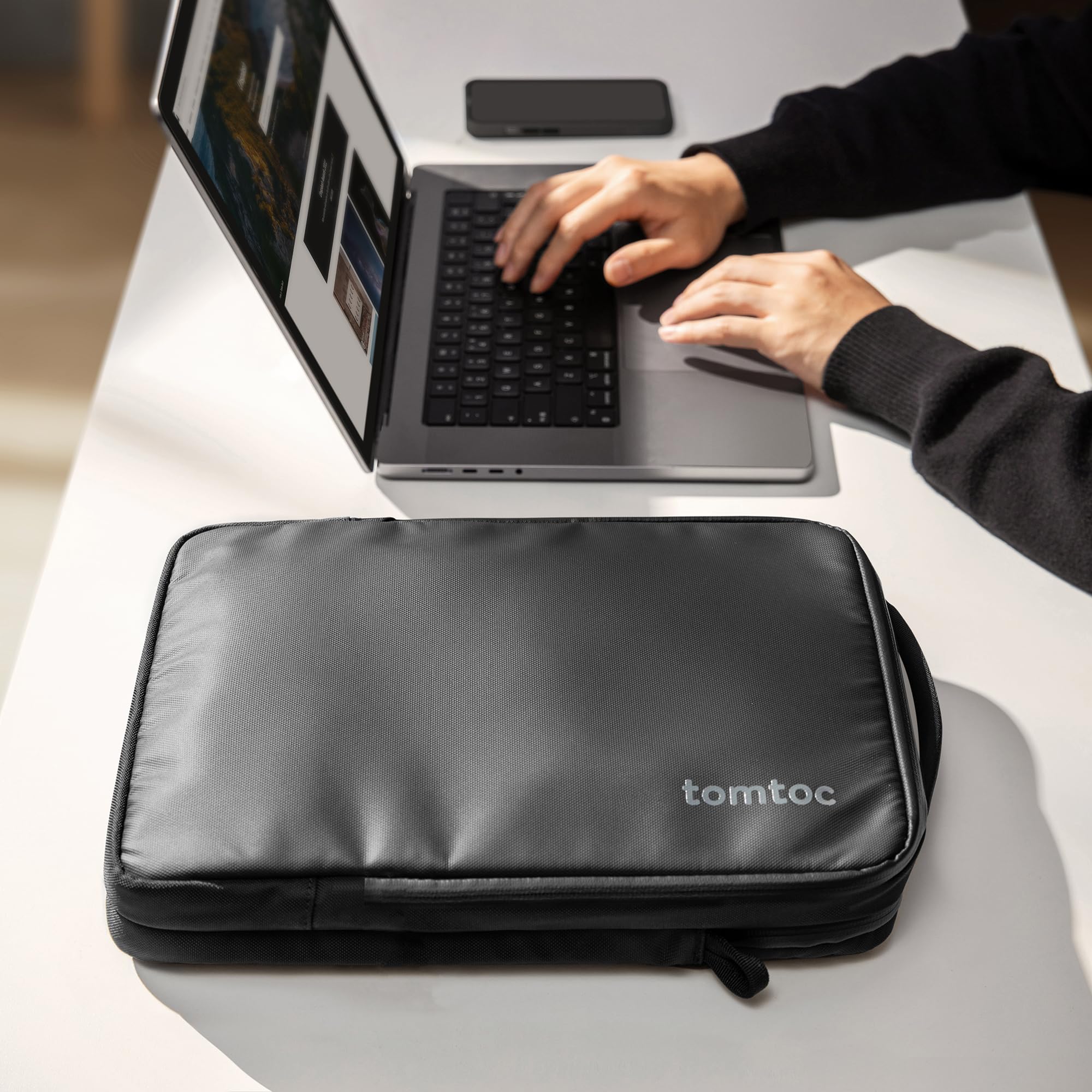tomtoc 13-14 inç MacBook Air/Pro M3/M2/M1, 13 inç iPad Pro M4/iPad Air M2/12.9 iPad Pro, 13-13.8 inç Surface Pro/Laptop, Copilot+PC, Cordura Balistik Naylon için 360 Koruyucu Laptop Omuz Çantası