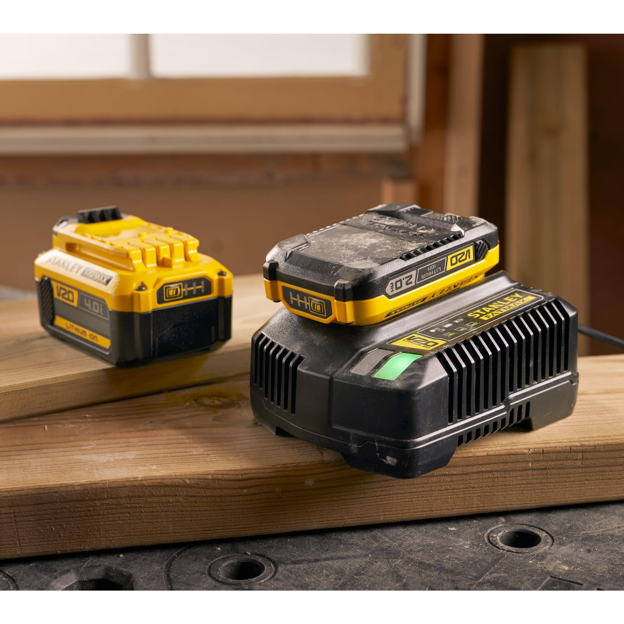 Stanley - FatMax SFMCB14-QW V20 4A (18V) V20 Piller için Hızlı Pil Şarj Cihazı, Siyah