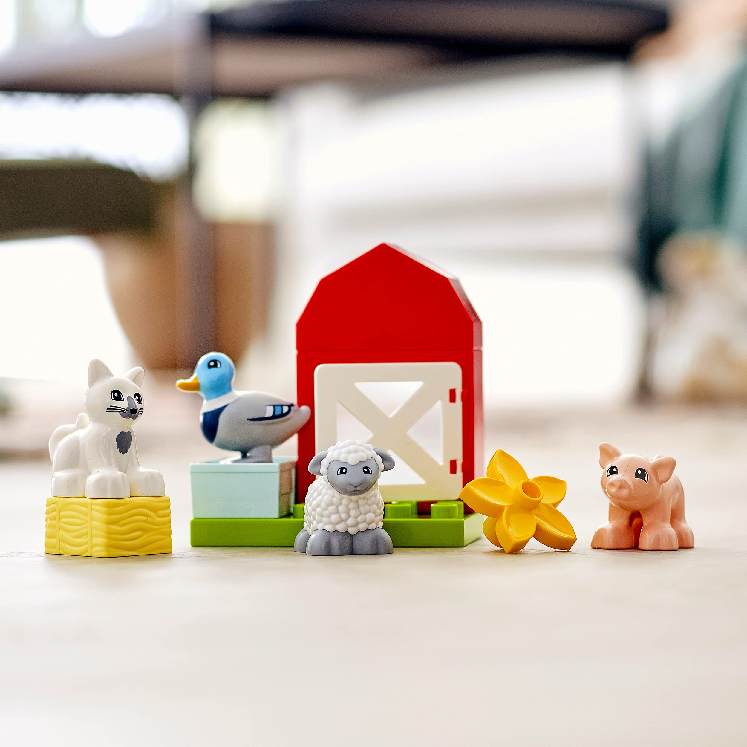 LEGO DUPLO Town Çiftlik Hayvanı Bakımı 10949-2 Yaş ve Üzeri Çocuklar için Domuz, Koyun, Ördek ve Kedi Figürü İçeren Eğitici Oyuncak Yapım Seti (11 Parça)
