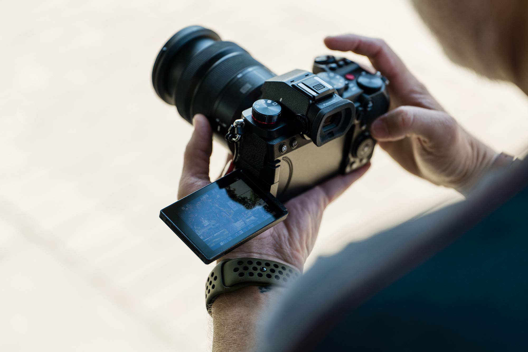 Panasonic LUMIX S DC-S5 tam çerçeve kamera (4K, L-Mount süngü, 24,2 megapiksel sensör, V log, toz ve su sıçramalarına karşı korumalı), siyah