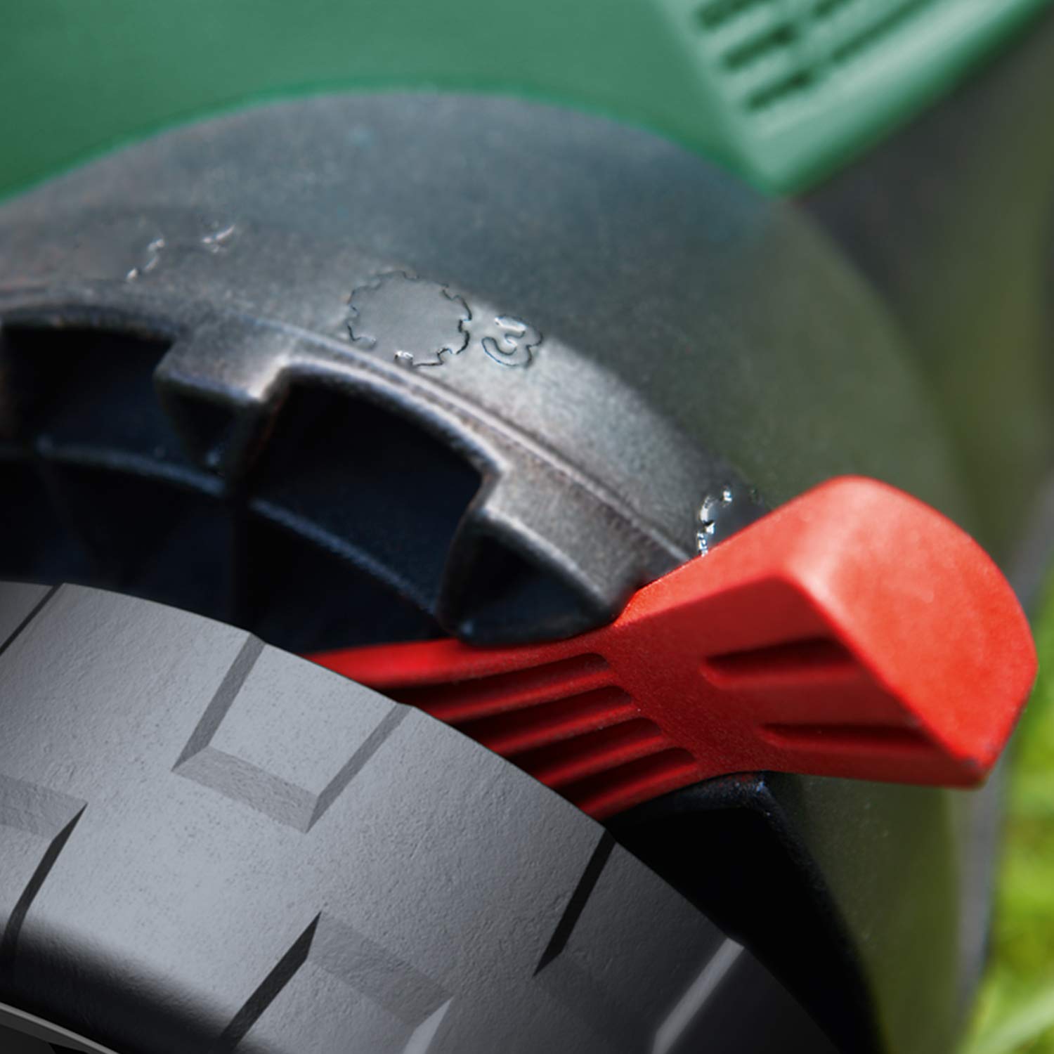 Bosch Elektrikli Çim Havalandırma Makinesi UniversalRake 900 (900 W, 32 cm Çalışma Genişliği, 50 L Toplama Kutusu Kapasitesi, Karton Pakette)