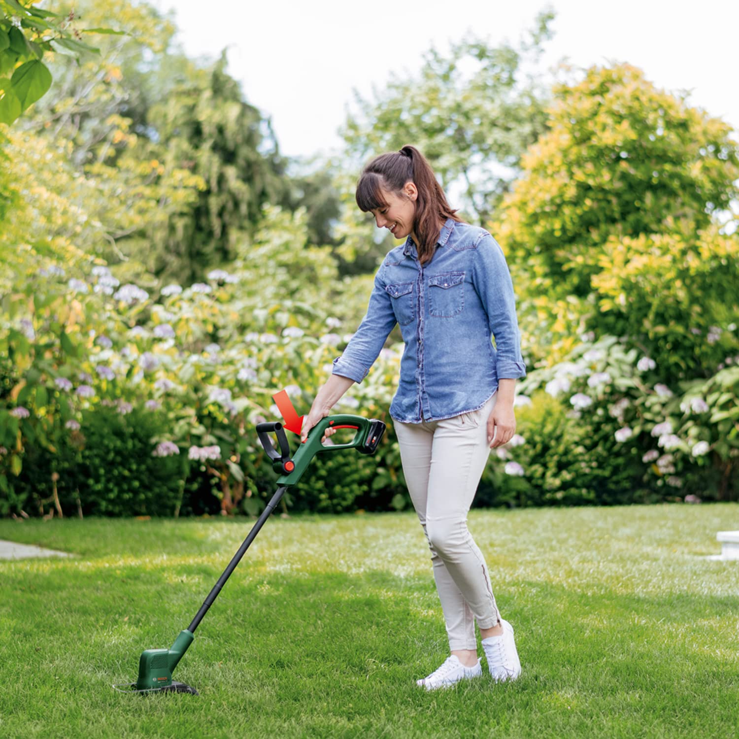 Bosch EasyGrassCut 18V-230 akülü çim biçme makinesi (1 x akü 2,0 Ah, 18 Volt sistemi, kesme çapı 23