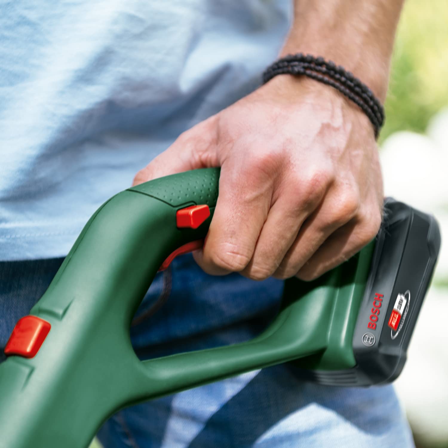 Bosch EasyGrassCut 18V-230 akülü çim biçme makinesi (1 x akü 2,0 Ah, 18 Volt sistemi, kesme çapı 23