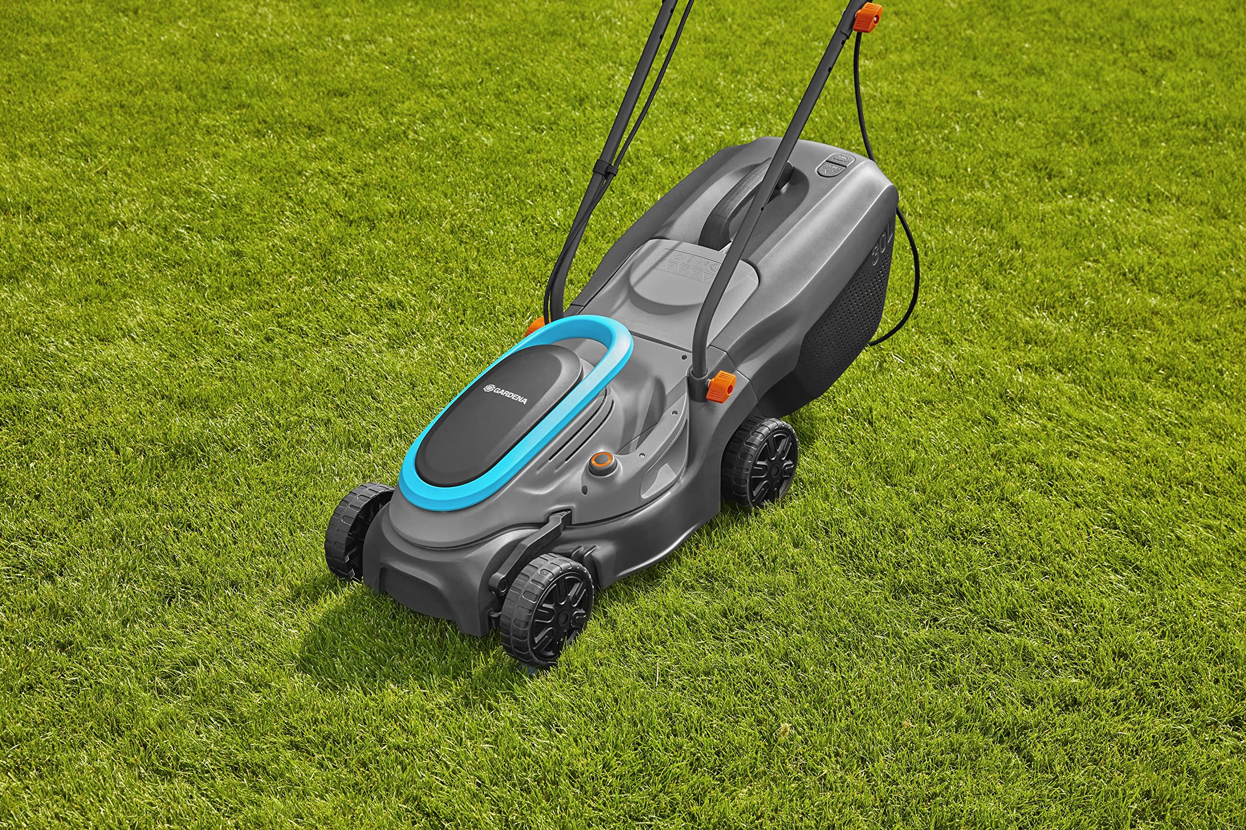 Gardena Elektrikli çim biçme makinesi PowerMax 32/1200 G2: 300 m²'ye kadar çim biçme makinesi, 1200 W güç, 32 cm kesme genişliği, 30 l toplama hacmi, 35 ila 65 mm kesme yüksekliği, ErgoTec sap,