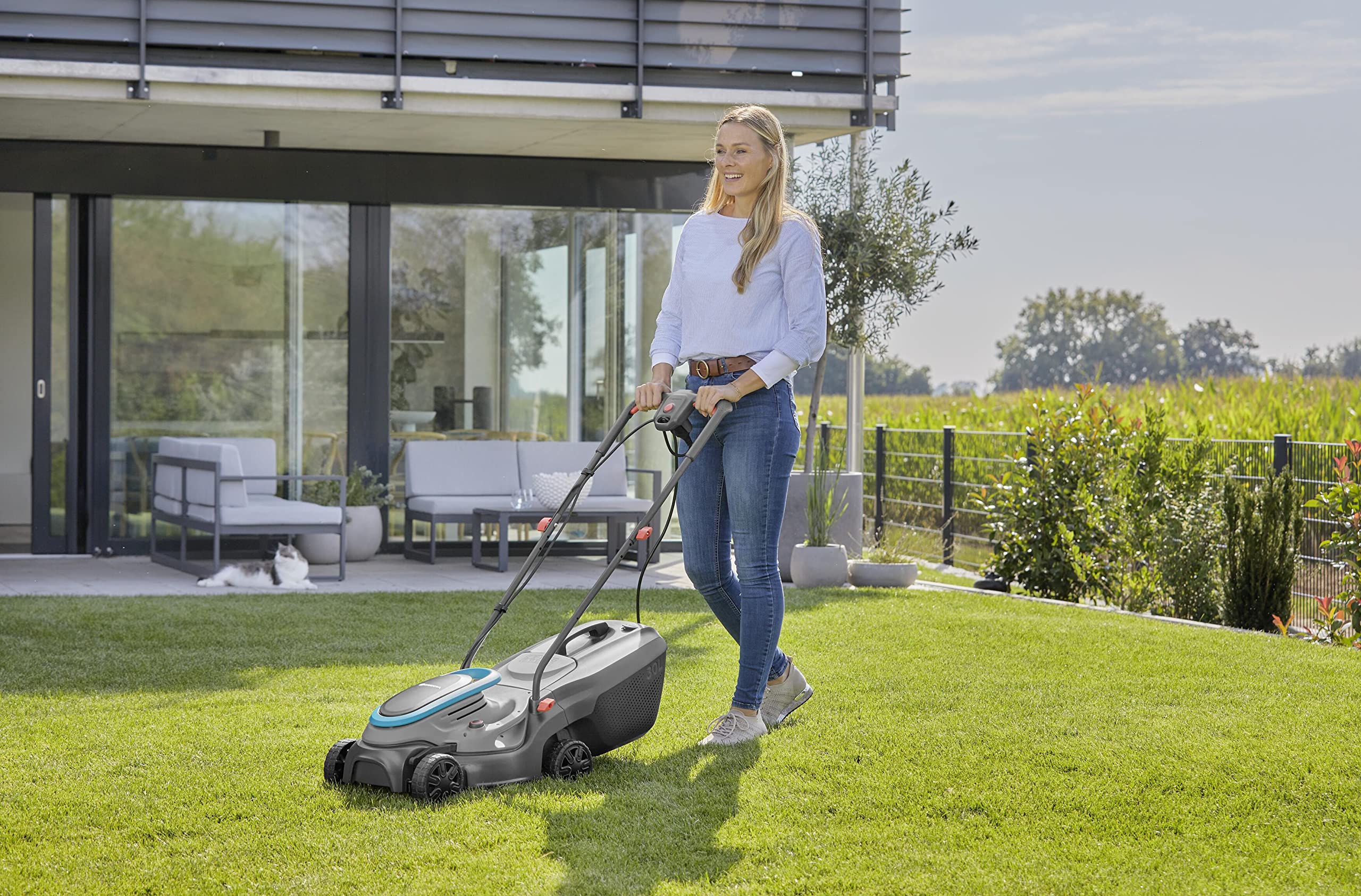 Gardena Elektrikli çim biçme makinesi PowerMax 32/1200 G2: 300 m²'ye kadar çim biçme makinesi, 1200 W güç, 32 cm kesme genişliği, 30 l toplama hacmi, 35 ila 65 mm kesme yüksekliği, ErgoTec sap,
