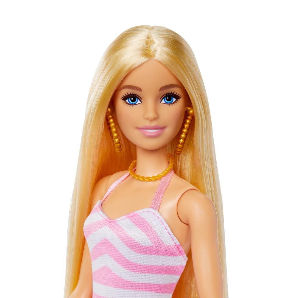 Barbie Mayosu ve plaj temalı aksesuarları olan sarışın bebek, Pembe ve beyaz mayosu, şapkası, el çantası ve plaj temalı aksesuarları olan sarışın Barbie bebek, HPL73