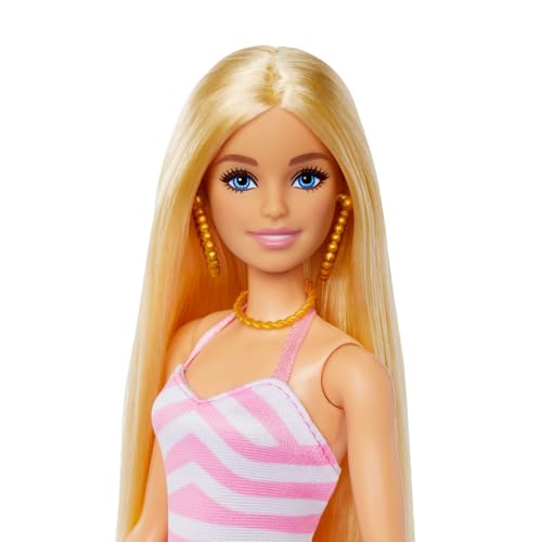 Barbie Mayosu ve plaj temalı aksesuarları olan sarışın bebek, Pembe ve beyaz mayosu, şapkası, el çantası ve plaj temalı aksesuarları olan sarışın Barbie bebek, HPL73