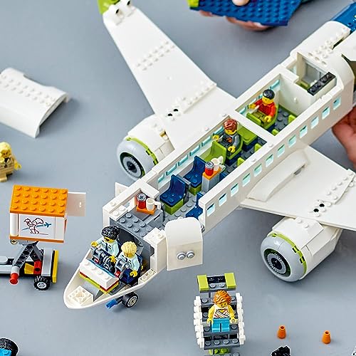 LEGO® City Yolcu Uçağı 60367 - Yaş ve Üzeri Çocuklar ve Uçak Meraklıları için Yaratıcı Oyuncak Yapım Seti (930 Parça)