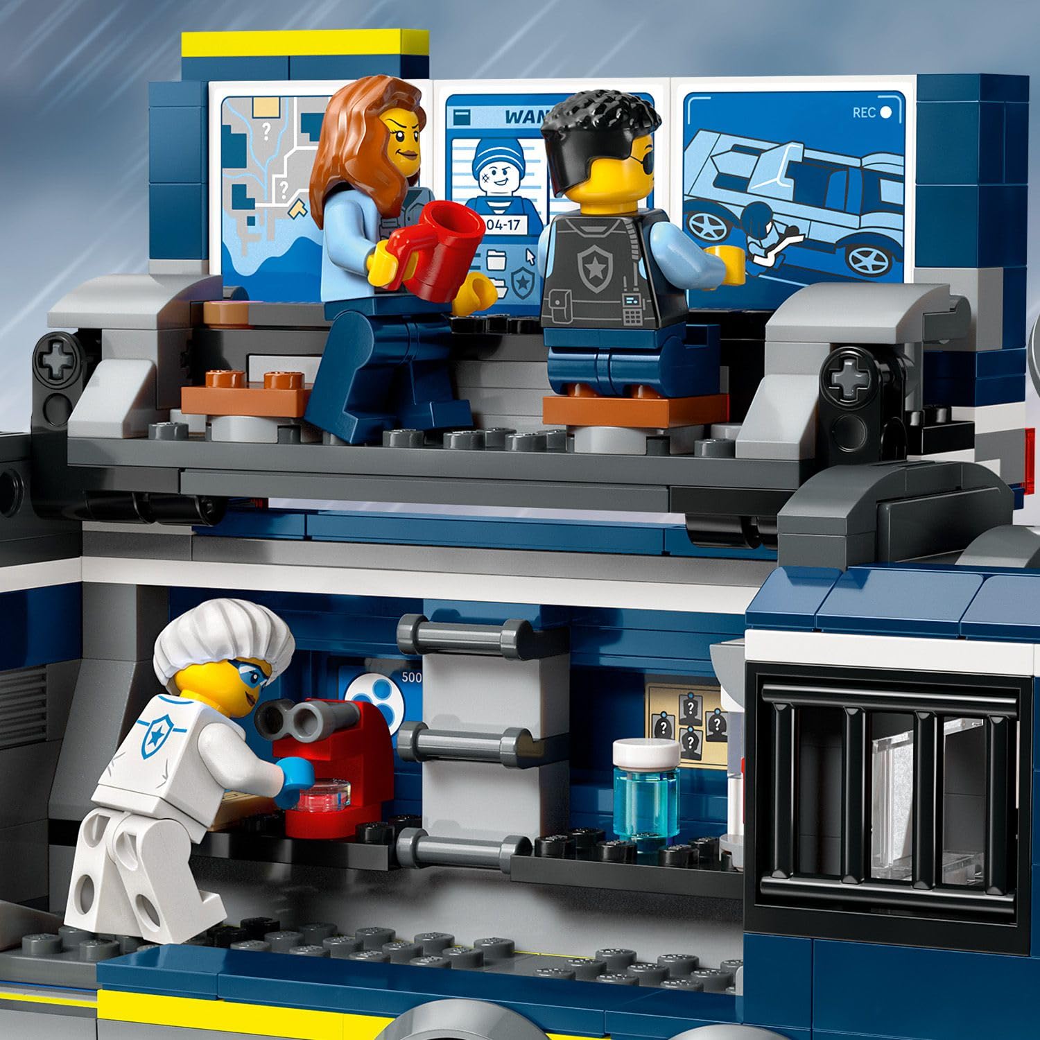 LEGO City Polis Mobil Suç Laboratuvarı Kamyonu 60418-7 Yaş ve Üstü Kız ve Erkek Çocuklar için 2 Polis, 1 Bilim İnsanı, 2 Suçlu Figürü ve motosiklet İçeren Oyuncak Seti, Hediye Fikri (674 Parça)