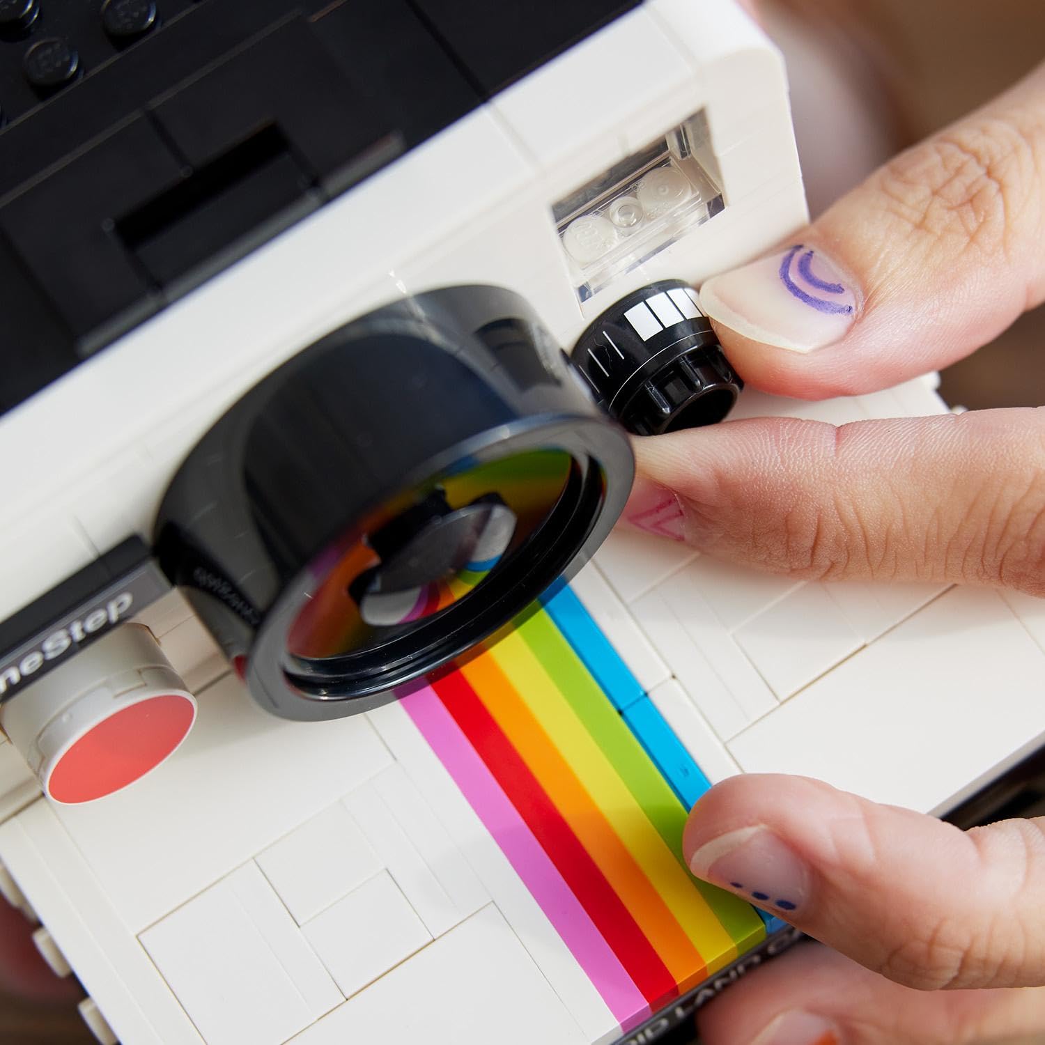 LEGO Ideas Polaroid OneStep SX-70 Kamera 21345 – Fotoğraf Meraklısı Yetişkinler için Koleksiyonluk ve Sergilenebilir Yaratıcı Model Yapım Seti, Doğum Günü Hediyesi Fikri (516 Parça)