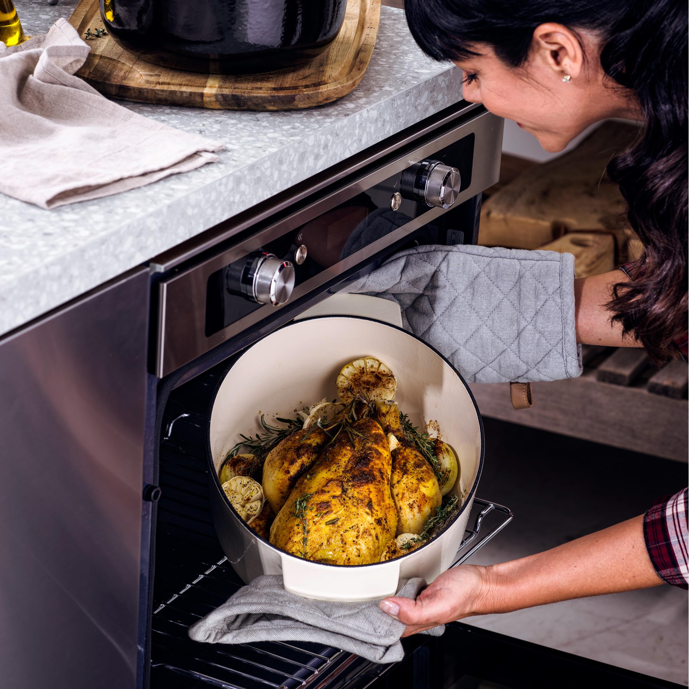 KitchenAid Cast Iron 30 cm/5,6 L oval kapaklı tencere, kaliteli, sağlam ve uzun ömürlü, kızartma, kızartma, PAS içermeyen emaye, indüksiyon, ergonomik sap, 260°C'ye kadar fırına dayanıklı, badem kremi