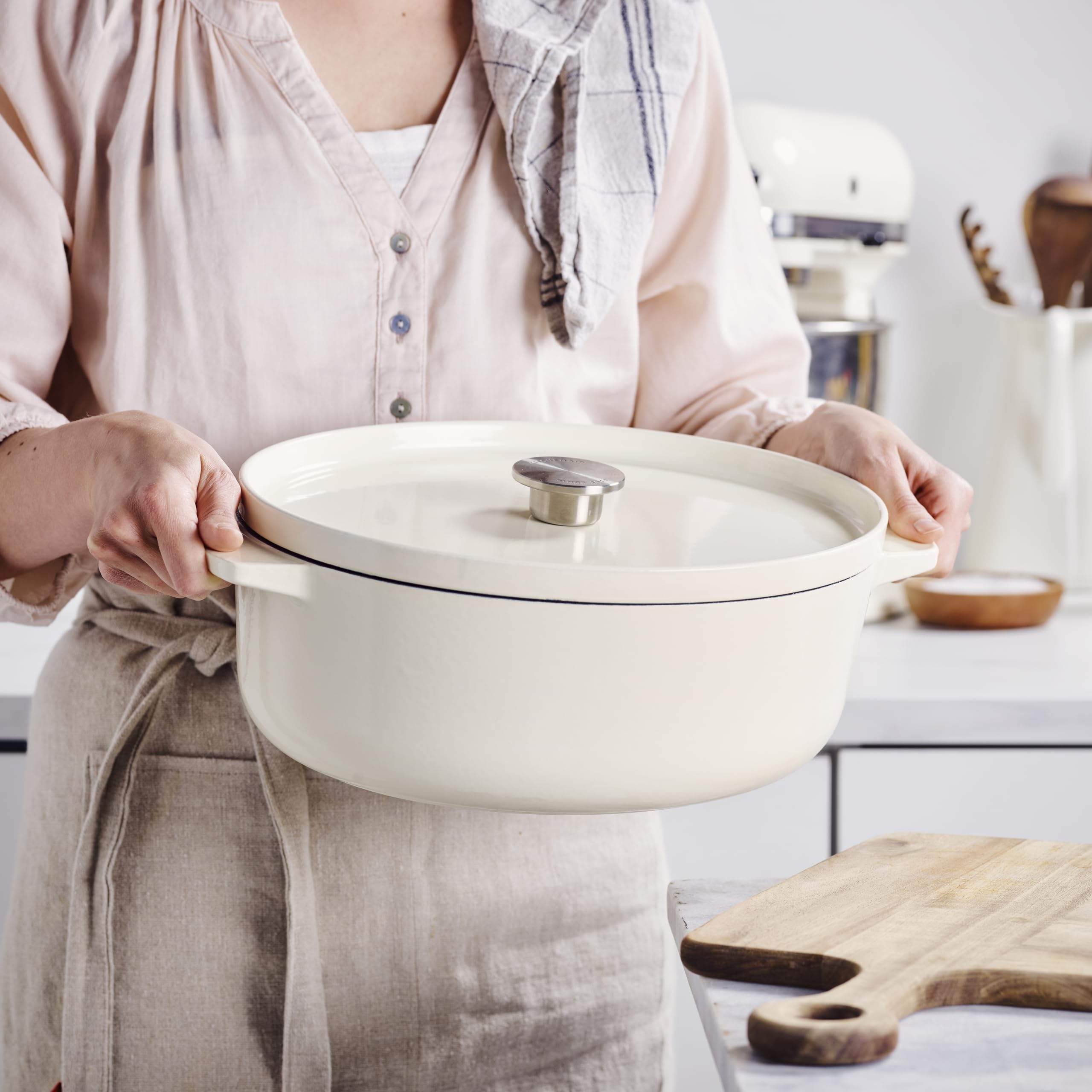 KitchenAid Cast Iron 30 cm/5,6 L oval kapaklı tencere, kaliteli, sağlam ve uzun ömürlü, kızartma, kızartma, PAS içermeyen emaye, indüksiyon, ergonomik sap, 260°C'ye kadar fırına dayanıklı, badem kremi