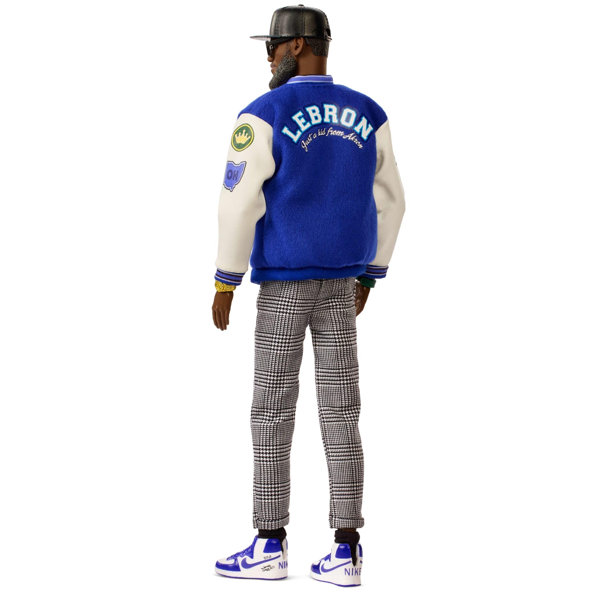 Barbie Bomber ceketi, kulaklık ve güneş gözlüğü gibi aksesuarlarıyla koleksiyona uygun Signature LeBron James Kenbassadors Bebek, HRM33
