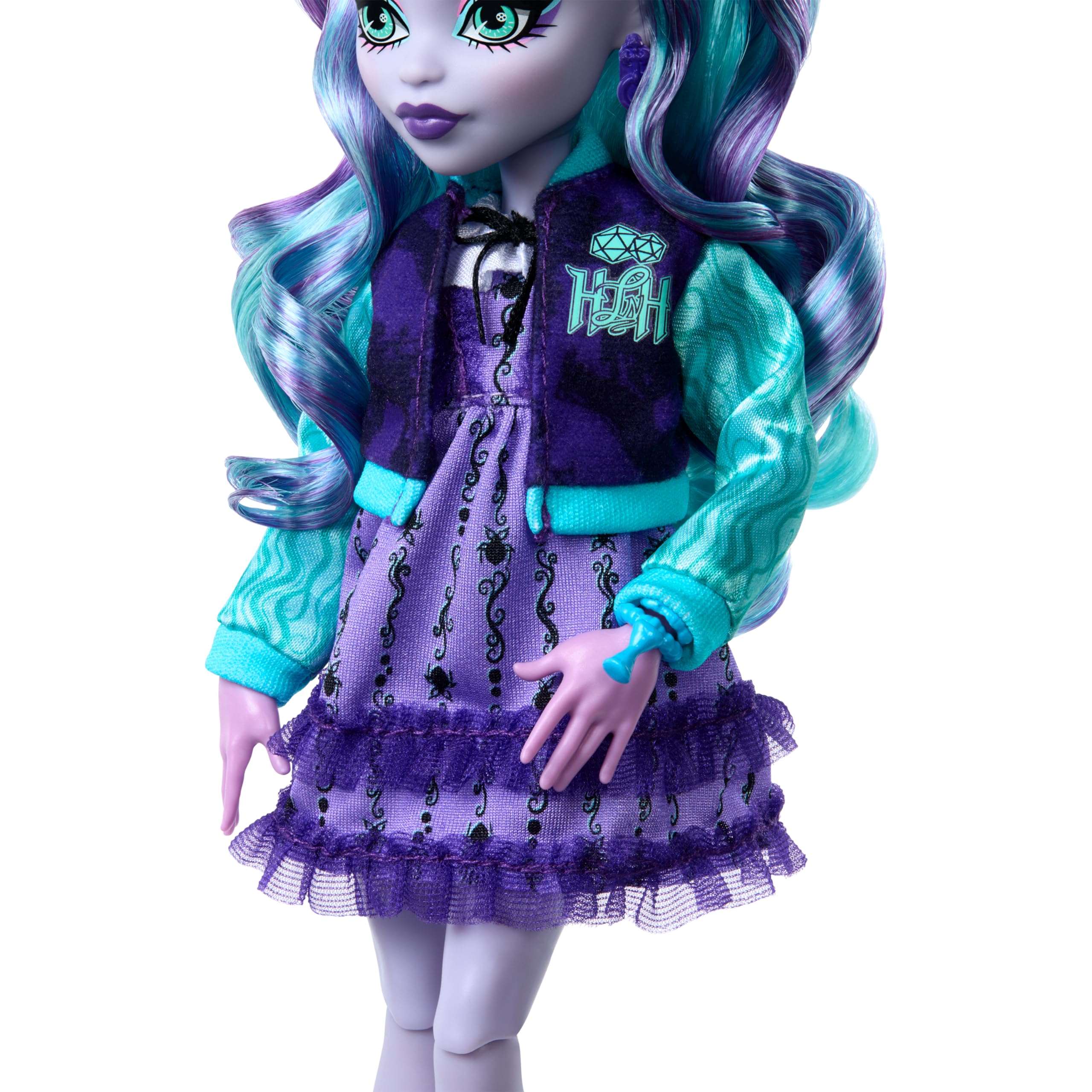 Monster High Kolej ceketi, yıllık, kutu oyunu ve kurabiyelerle oyun kulübü temalı Gizemli Yıllık Twyla bebek ve aksesuar seti, HXW31