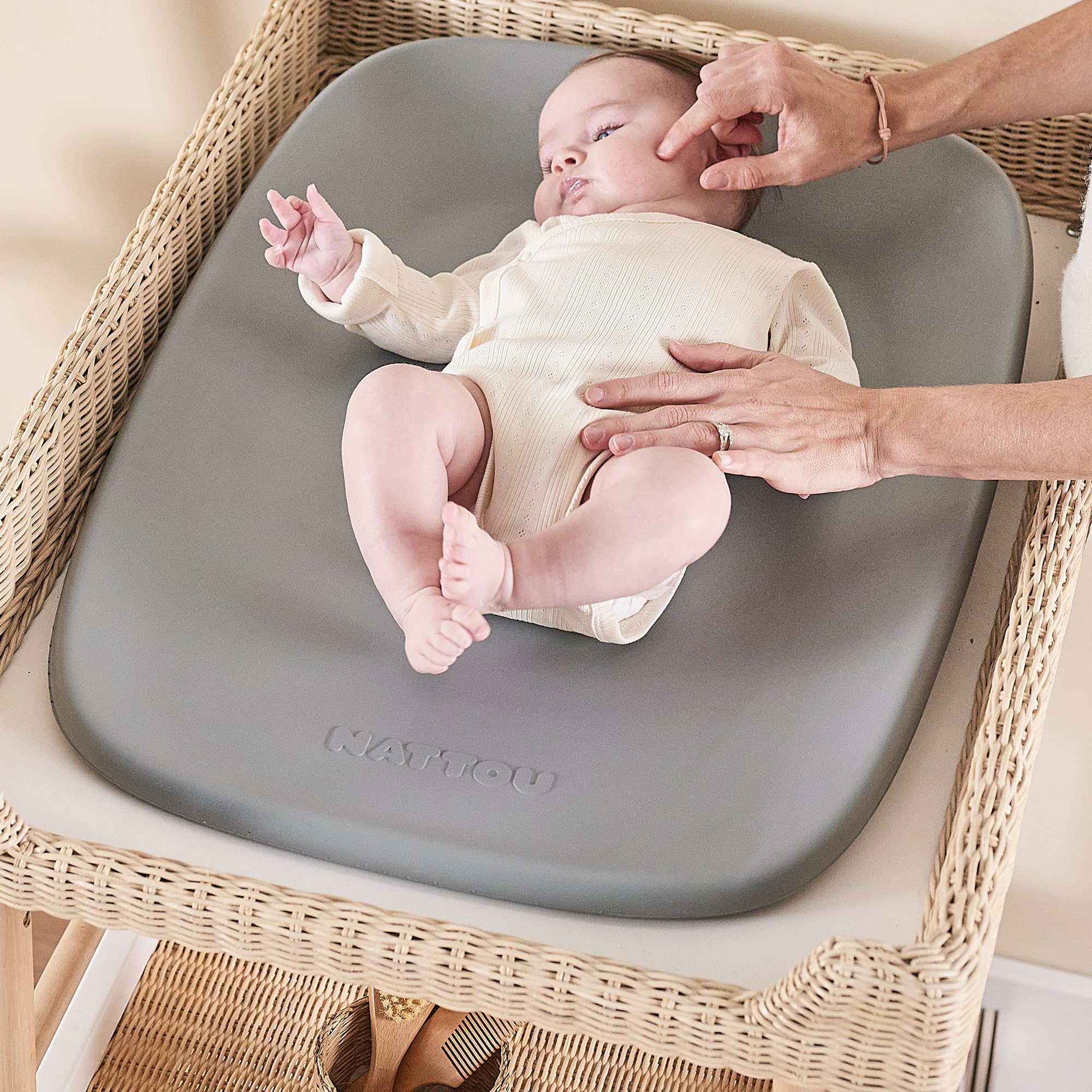 Nattou Softy Alt Değiştirme Minderi 70x50 cm Gri|Su Geçirmez|Ergonomik Tasarım|Hijyenik ve Kolay Temizlenebilir Bebek Bakım Minderi