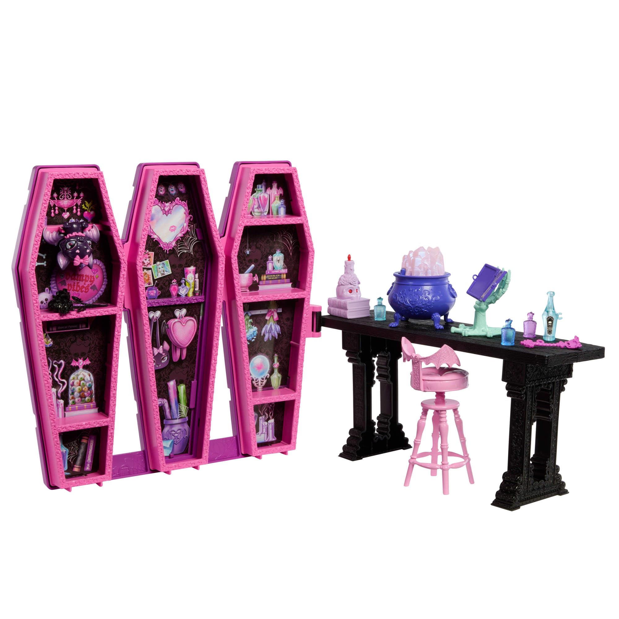 MONSTER HIGH DRACULAURA'NIN GİZLİ İKSİR ODASI™ Oyun Seti 12'den fazla aksesuar ve sürpriz dönüşümler içeren Monster High Draculaura'nın Gizli İksir Odası oyun seti JBF15