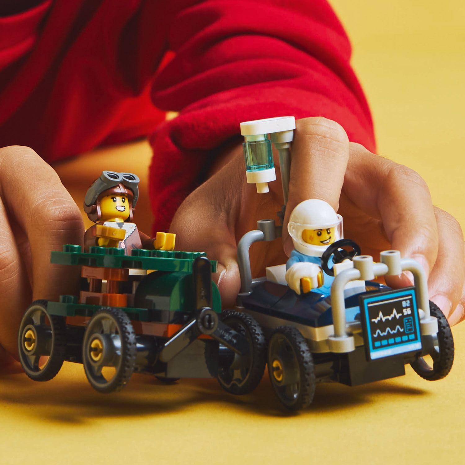 LEGO City Uçak, Hastane Yatağına Karşı Yarış Arabası Paketi 60459-5 Yaş Üzeri Çocuklar için Yaratıcı Oyuncak Yapım Seti, Doğum Günü Hediyesi (70 Parça)