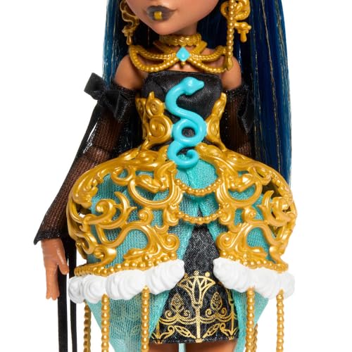 Monster High Altın rengi parti elbisesi giyen Cleo De Nile bebek ve davetiye, balon, hediye ve ruj g