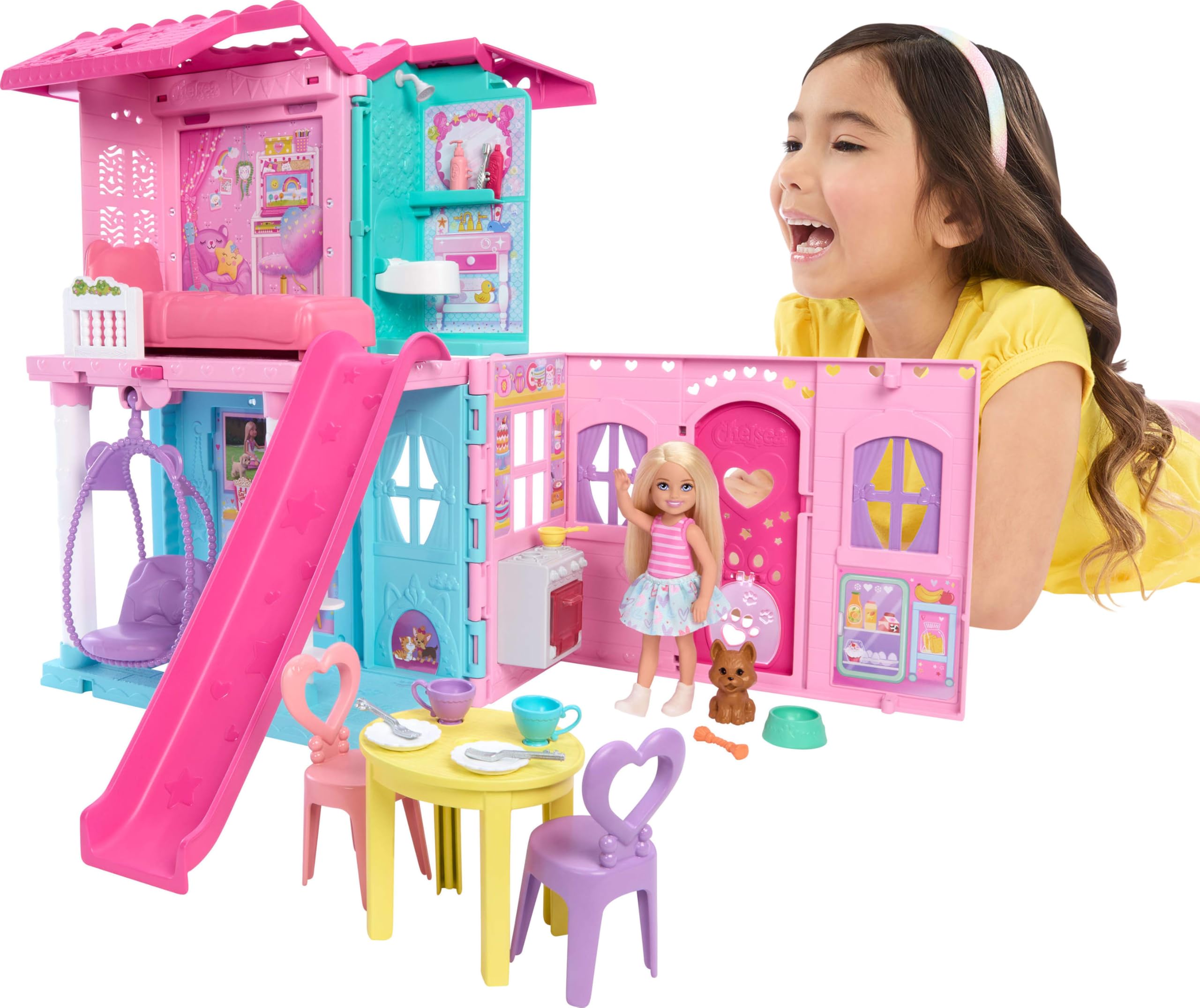 Barbie Chelsea oyuncak bebek evi, 15'ten fazla aksesuar içeren +43 x +33 cm'e kadar genişleyebilen açılır ev, 5 oyun alanı ve kaydırak, küçük bebek ve köpek figürü, JFW49