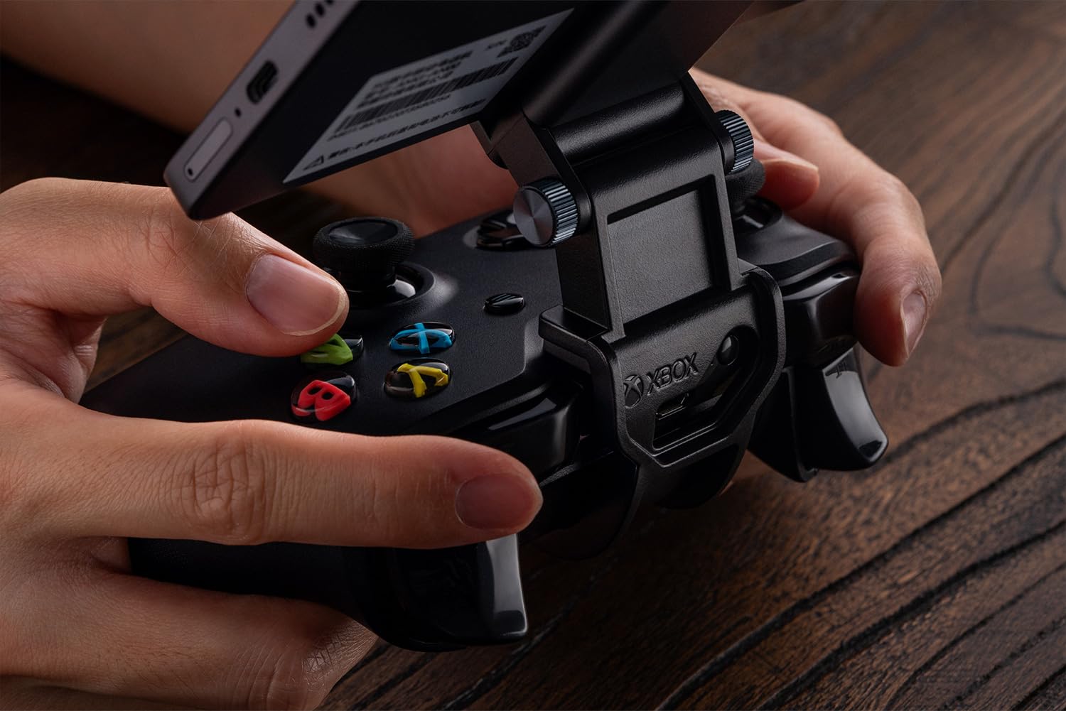 8Bitdo Mobile Gaming Clip for Xbox Controllers (Officially Licensed) - Xbox