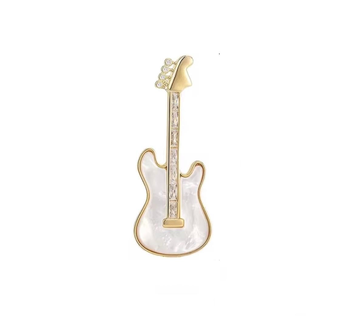 Elektro Gitar Broş – Altın & İnci Beyaz Emaye, Kristal Taşlı Müzik Takı İğnesi Kadın, Erkek, Müzisye