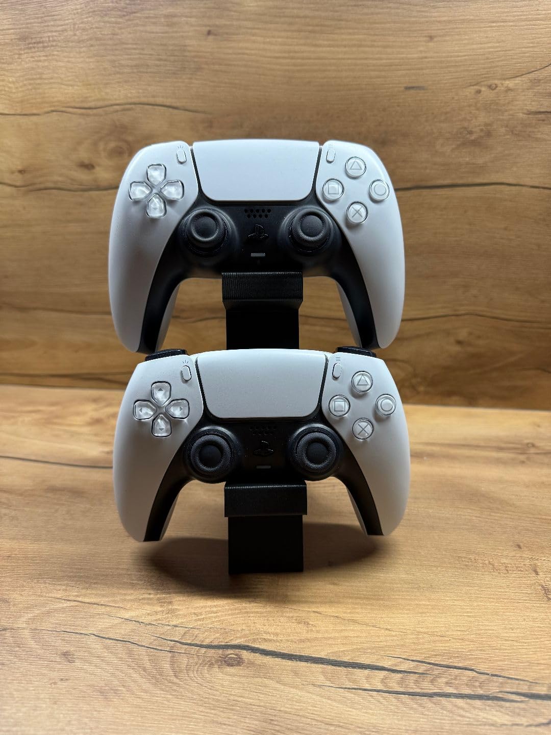PS5 DualSense Oyun Kolu Standı – 2’li Dikey Tutucu Siyah Renk | 3D Baskı, Şık ve Dayanıklı Tasarım (20x15x4 cm)