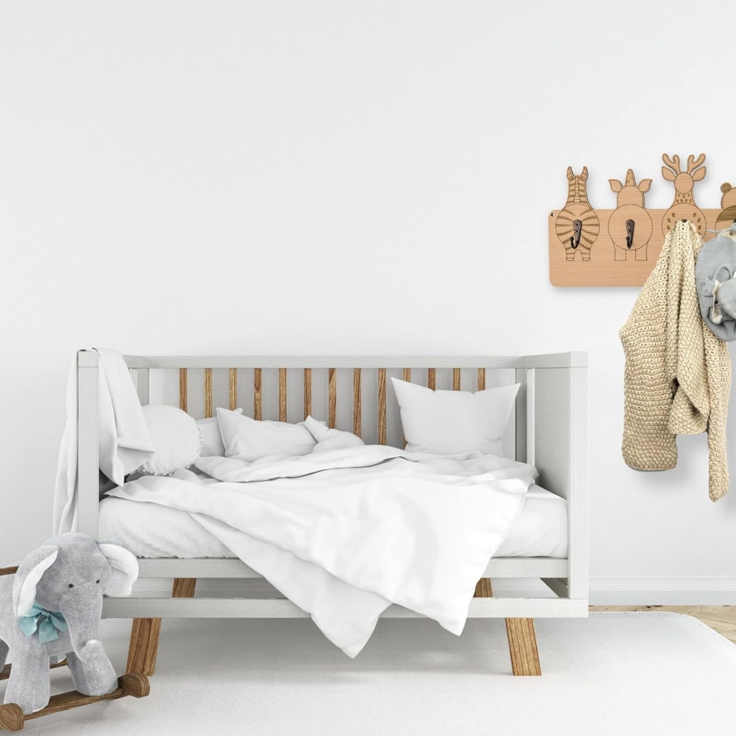 SOGUD Ahşap Çocuk Odası Duvar Askılığı – Hayvan Figürlü 5 Metal Kancalı Askı – Doğal Ahşap Montessori Duvar Askısı – Dekoratif & Dayanıklı Gardırop Askısı 40x20 cm